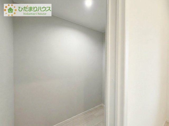 玄関すぐに玄関収納もあり、日用品だけでなく大きな荷物もすぐに収納ができます。