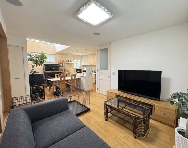 家族が自然と集まる広々としたリビング空間。木の温もりを感じるフローリングと、開放感あるレイアウトが魅力です。ダイニングやキッチンとの一体感もあり、日々の暮らしを快適にしてくれる居心地の良い空間。