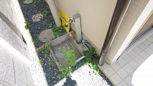 玄関横に立水栓つき