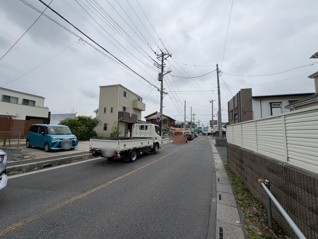 全居室6帖以上・全居室に収納がある4LDK！主寝室8帖にはWIC付き！視線が気になりにくく、採光も取りやすい2階リビングです！並列駐車3台可(車種による)！