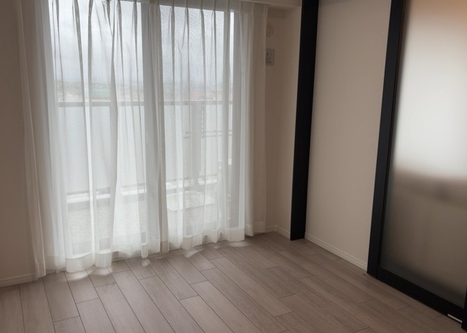 寝室でゆっくりと過ごすためにはベッド周りの適度な空間を担保することや窓の位置、照明の明るさ、寝室の広さなどを考える必要があります。自身や家族の構成とライフスタイルに併せて寝室にする部屋を選びましょう！