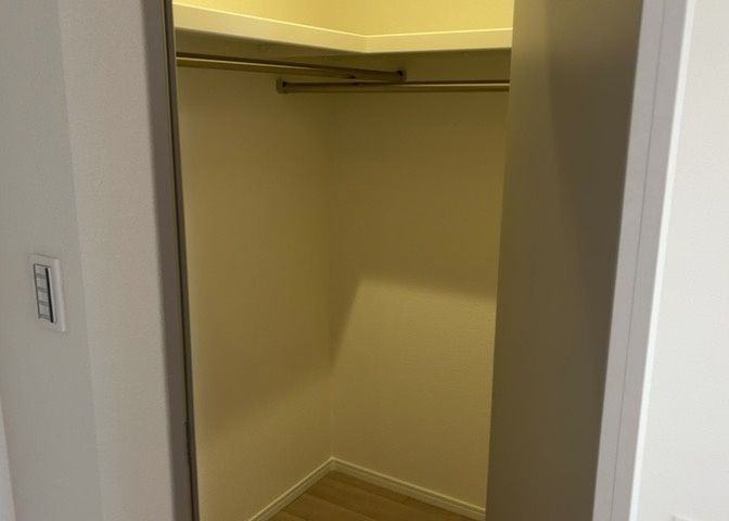 デザイン性を重視しすぎて収納が少なかった！なんてことにならないため、事前に現地で収納の数を確認しておくことをお勧めします。クローゼット以外にも床下収納や屋根裏収納、パントリーなどもチェックしましょう。
