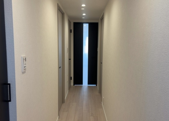 内装はとにかくおしゃれなものがいい！と選ぶ前に、まず住んだ後のことを想像してみましょう。住んでみたらコンセントの位置が悪くて使いにくいなど出てきます。事前にどの家電をどこに置くか想定しておきましょう。