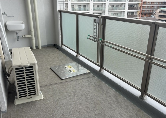 バルコニーは、室外の専用スペースのうち、「屋根がなく開放された空間」であるものを指します。ベランダより広いタイプのものが多く、日当たりもよいため家庭菜園などを楽しみたい人にとって適した環境となります。