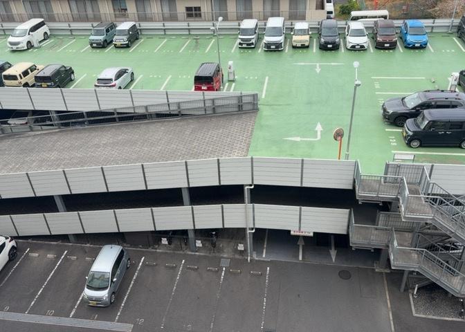 車一台あたりに必要なスペースは、標準サイズの普通自動車で横幅2m50cm、長さ5mは必要になります。ただし、乗降のことも考慮して横幅3m30cm、長さ5m50cmほどは確保できるところを選びましょう。