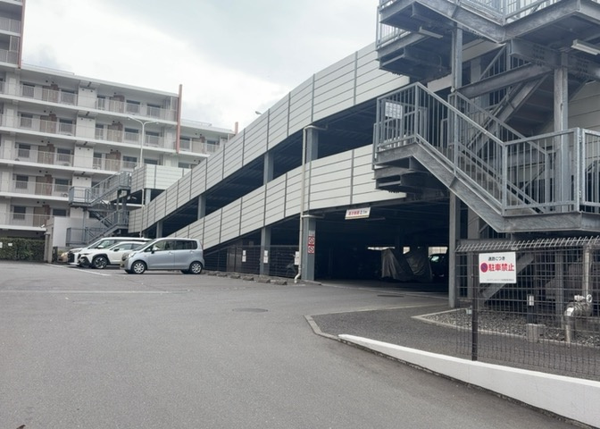駐車場と明記されていても、最小スペースでつくられた駐車場だと大型車は駐車できなかったり、出入りしにくくなったりする可能性があります。お車のサイズと購入したい物件の駐車場のサイズを現地で確認しましょう。