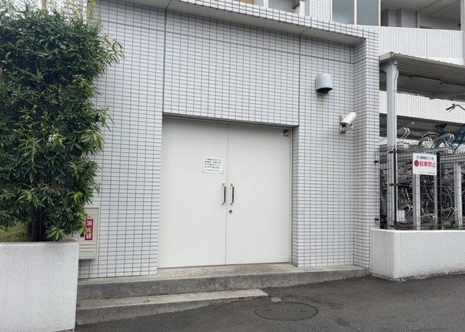 共有部分は、住民なら誰もが使える設備のこと。例えば駐車場やエレベーター、インターネット設備、セキュリティ設備などがあります。他にも、マンションの廊下・外部階段やエントランス・ゴミ置き場などがあります。