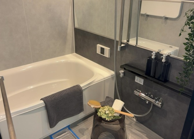 入浴時の快適さも大事なことですが、綺麗な状態を維持できなければ気持ちよく入浴できません。毎日の掃除が楽という点は大事なポイントになります！カビが生えにくく掃除がしやすい、壁や浴槽を選ぶといいでしょう。
