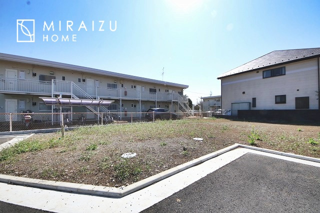 通勤や家族の送迎など、毎日の生活にマイカーが欠かせない方にとって駐車場は大事な条件。敷地内にカースペースがあれば、お出かけやお買い物の際の搬入出も楽々です。　