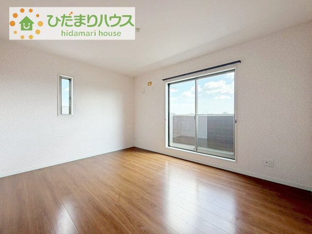 バルコニーに面していて、たっぷり光りの入る明るい主寝室です！