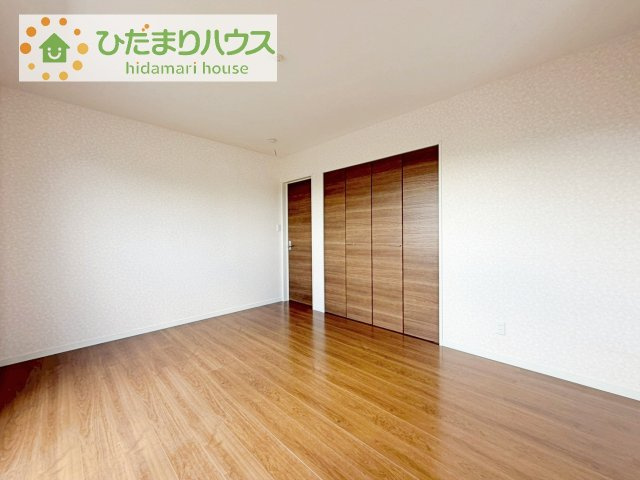 広めの主寝室は、ベッドの他にもパソコンデスクやドレッサーなども置けちゃいます(*^-^*)