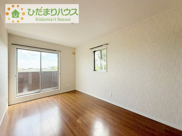 バルコニーに面している居室なので、自然と光が差し込みます♪