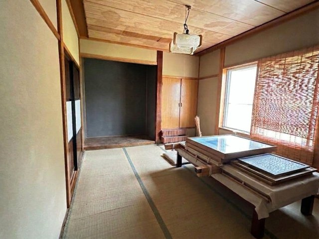 畳の部屋が続き、窓からの光が入る落ち着いた雰囲気