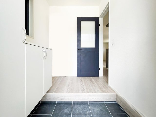 玄関はシューズBOX付きなのでスッキリ片付きます。更に、Sクローゼット付き（施工例）