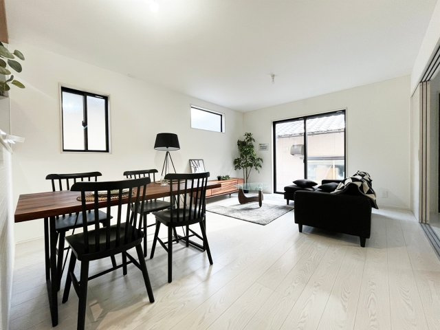 Adobleの内装イメージです。明るく広いリビングは家族団欒のスペースです※施工例