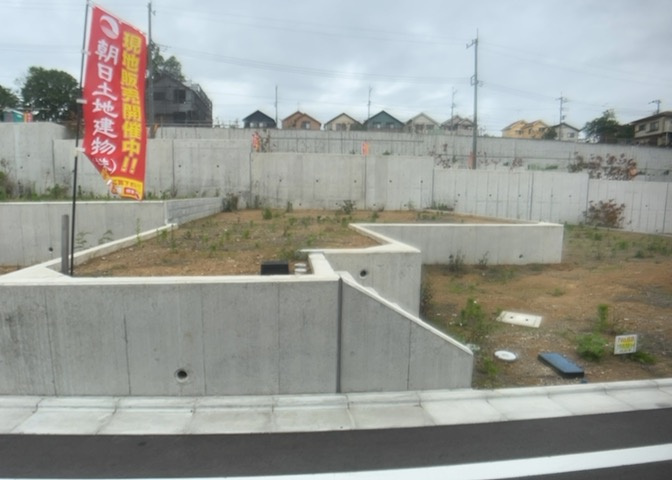 土地の形が極端に長細かったり、狭小地、あるいは道路との高低差がある傾斜地だった場合、後々売ろうとしても買い手がつかない場合もあります。後々、売却することになった時に価値の下がらない土地を選びましょう。