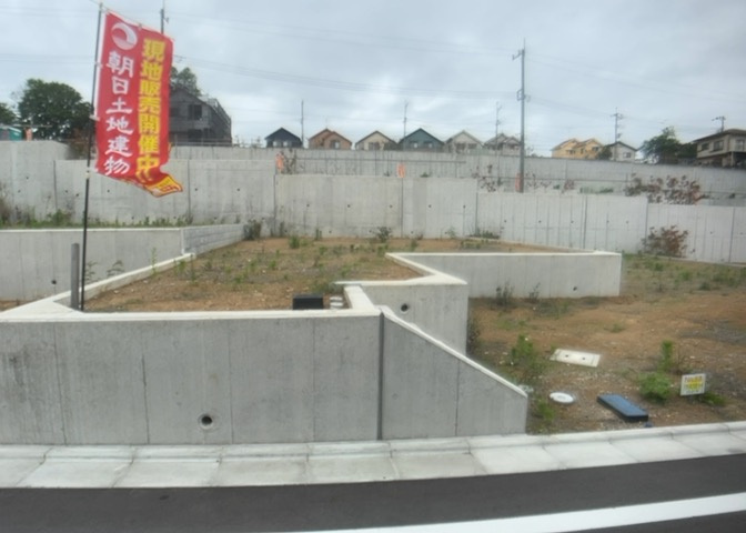土地の面積＝住宅面積ではありません。建ぺい率の問題などで、土地のある場所によって住宅を建てられる面積は限られています。高さもしかり、「土地」という言葉の中には、建築条件も含まれると考えておきましょう。