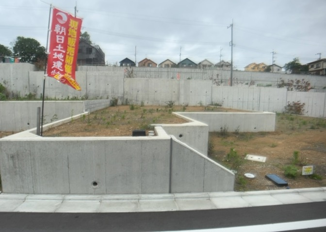 家を建てる場合、方位は要チェックです。現実的に日当たりのよい家ならばリビングは南側、建築基準法でも北側に当たる家への配慮は求められています。土地を見学に行く際は、方位磁針を持って行くようにしましょう。