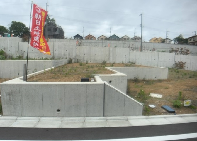 土地を買う際、住む地域の自治体や福祉の補助制度にも注目してみましょう。子供や老人の医療補助やゴミ出しのルールなど、自治体によってルールに大きな違いがあるため、暮らしやすい土地で判断するとよいでしょう。