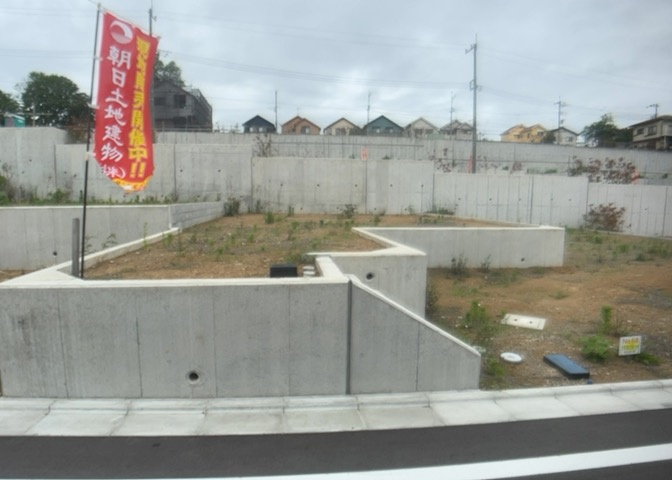 土地の前の道路に消火栓が設置されていることがあります。この場合、道路交通法第45条第1項により、駐車禁止の場所が指定されています。そのため、車庫などの駐車スペースをつくることができない場合があります。