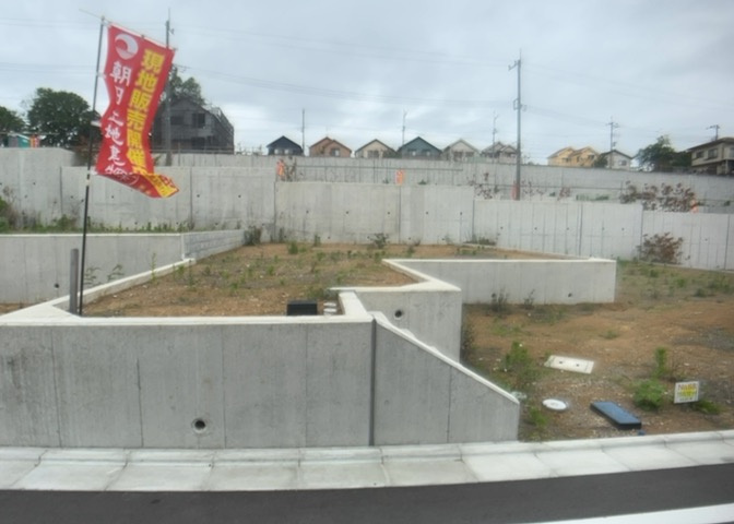 現地に行くなら、物件の周囲の地形がどうなっているかを見ることも大切です。周辺より低くなっている土地では、大雨などで水が集まりやすいため、地盤が弱くなっているということも考えられるため、注意が必要です。