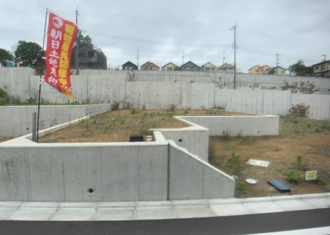 物件の詳細については、現地を見てわかること以外に、役所や法務局などで調べないとわからないことがあります。そのため、現地に行く場合は、もしこの物件を買ったらどのような生活ができるかをイメージしましょう。
