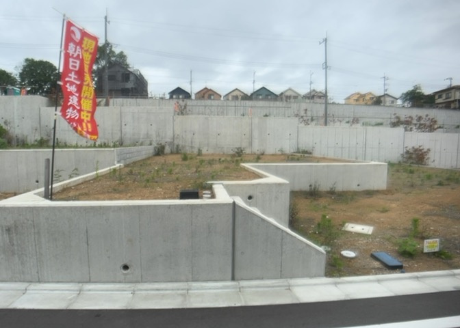 隣家の土地はどうなっているのか、生活利便施設が近くにあるのか、学校まで近いかなど、お客様のライフスタイルにあわせたイメージが重要です。また、近くにあると困る施設が近くにないかも確認するといいでしょう。