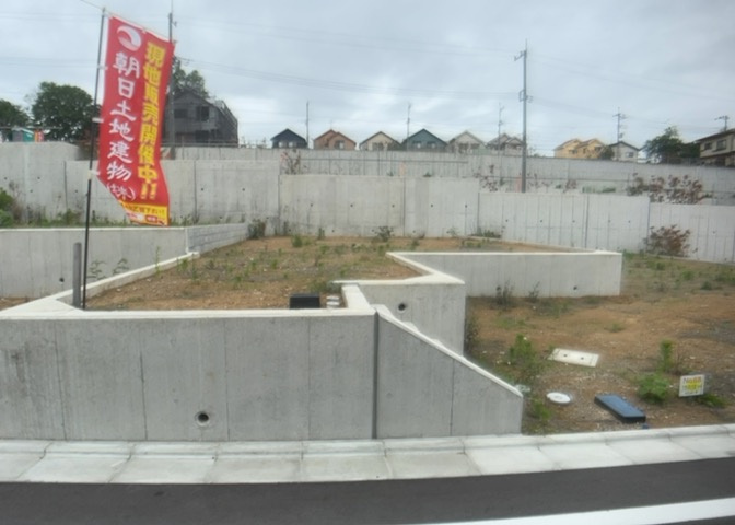 人が暮らすうえで日光は大切な要素となります。日当たりの良さは譲れないポイントですね。併せて近くに大きな建築物の建築予定がないか、あるいはそれが可能な土地が近くにないか事前に確認することもお勧めします。