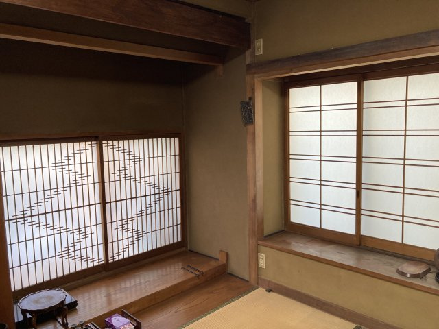 意匠性の高い障子が印象的な古民家風の和室。柔らかな光が差し込み、落ち着きのある空間を演出。木の質感や和のディテールが魅力で、趣ある暮らしを実現。客間や趣味の部屋としても活用できる、雰囲気重視の一室。