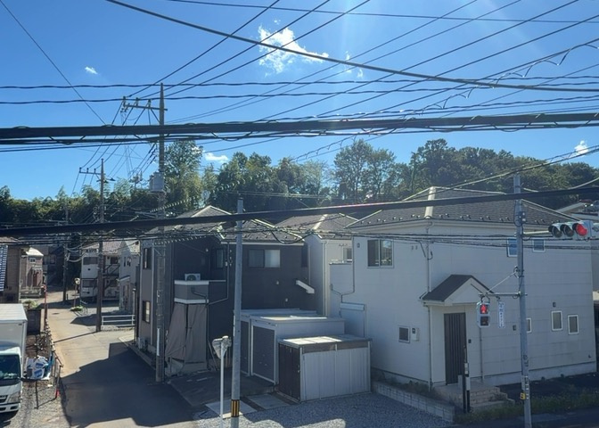 バルコニーからの眺望写真です。前面に遮る大きな建物がないため開けた眺望が楽しめ、四季の移ろいや心地よい風を感じることができます。日当たりが確保できるのも南西角地ならではの嬉しい魅力ポイントです。