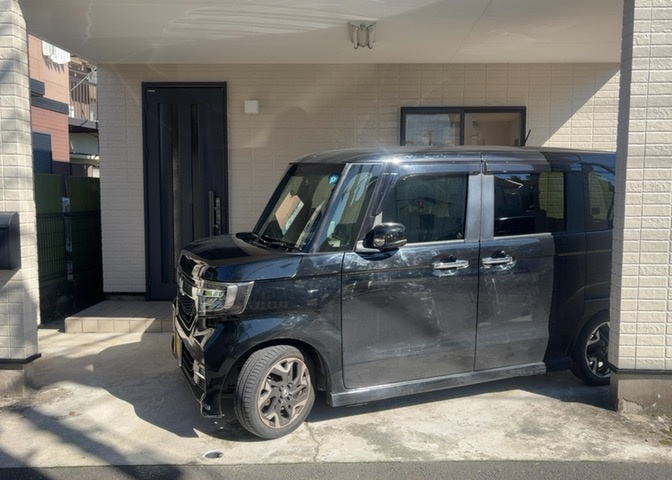 敷地内にはカースペースをしっかり完備しております。平坦地のためお車の出し入れや乗降もスムーズ。所有のお車サイズに適合するか、ぜひ現地見学の際に実際の駐車幅や奥行きをご確認なさってください。