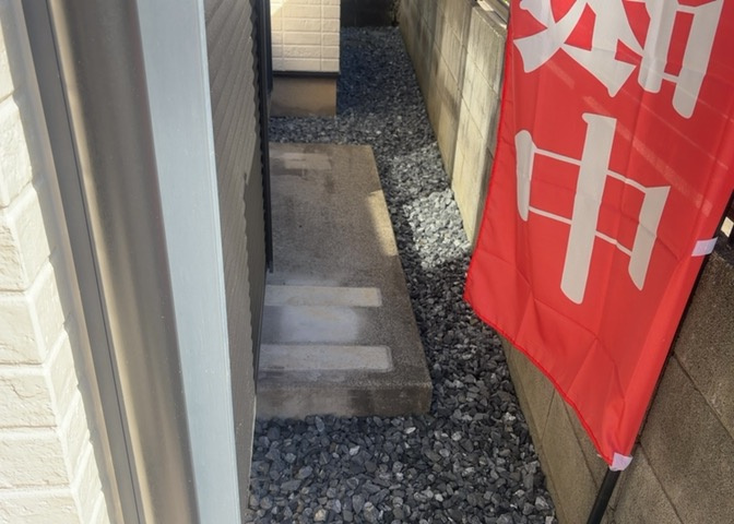 敷地内にはちょっとしたお庭スペースも確保されております。家庭菜園や鉢植えでのガーデニング、お子様のお庭遊びなど多目的にご活用いただけます。隣地との距離も確保でき、陽当りの良さにも貢献しています。