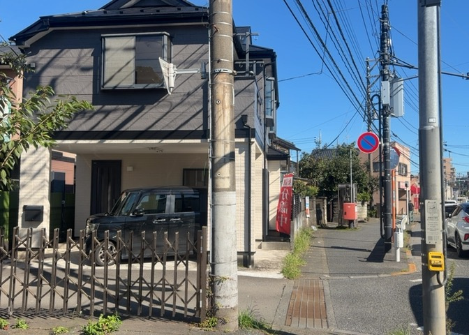 前面道路は南側幅員約11.4mの公道となっており、前道6m以上で大型車の運転やお車の出し入れもスムーズに行えます。日当たりや通風も良好で、開放感に恵まれた道路環境が整っているのが魅力的なポイントです。