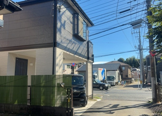 西側の前面道路は幅員約4.0mの公道に接面。本物件は南11.4m・西4.0mの南西角地に位置しており、街並みもすっきり整備された平坦地です。見通しもよく、落ち着いた住環境が保たれています。