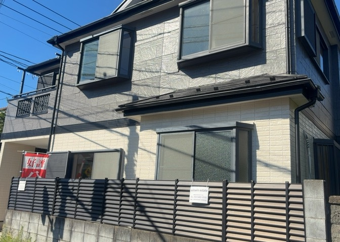 八王子市横川町に位置する本物件は、2026年9月に屋根や外壁の塗装工事を施工完了済みです。美しい外観に生まれ変わり、築年数を感じさせない佇まい。耐久性向上や防蟻工事も施工されており安心です。