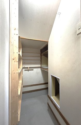 階段下が収納となっています。基礎床まで使用な能なため、たっぷりと収納できます。