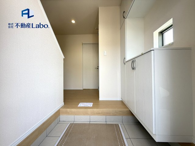 ●玄関ホール●　玄関は、住まいの「第一印象」を決める大事な空間。だからこそ広さ、採光、清潔感にこだわった造りとなっております♪　シューズボックスは大容量となっており実用性を兼ねそろえた玄関♪
