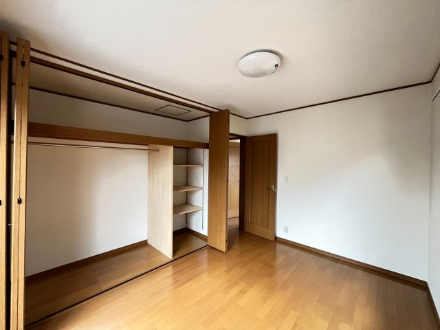 広くて明るい寝室