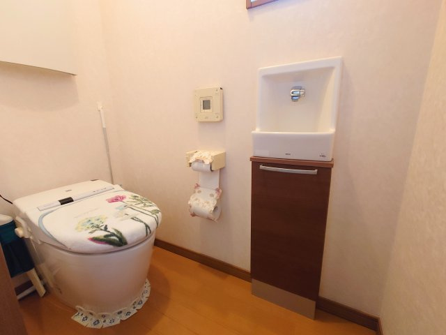 1階トイレには手洗い付き！