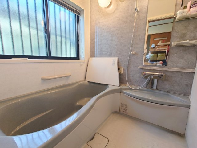 優しいグレーを基調とした浴室は、一日の疲れをゆったり癒せそうです！