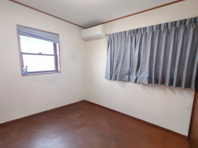 1階5帖の洋室も2面採光で、収納もしっかり備えています！