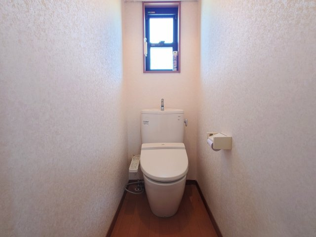 2階トイレにも窓があり、日中は明るく、換気もしやすそうです！