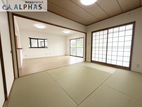 ■客間やお子様との遊び場としても使える和室あり♪■ＬＤＫ＋和室を開放すればLDK約21.6帖の広々スペースになります♪