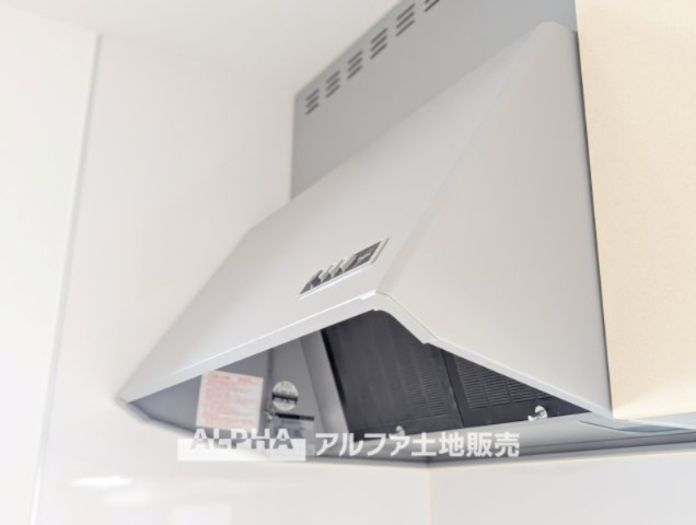 【Range　hood】　◆レンジフード◆武骨なまでに磨きこまれたステンテクスチャーはコンテンポラリー・デザイン。ダウンライトがフードを照らし煌めきの瀟洒なキッチンを演出する。