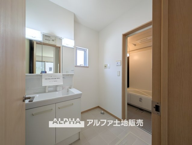 【Vanity　with　Three　Mirrors】　◆三面鏡洗面化粧台◆身支度で使う歯ブラシや化粧品などの小物も鏡裏にすっきり収納。生活感を抑えて朝のひとときも快適に過ごせスタイリッシュな空間に。