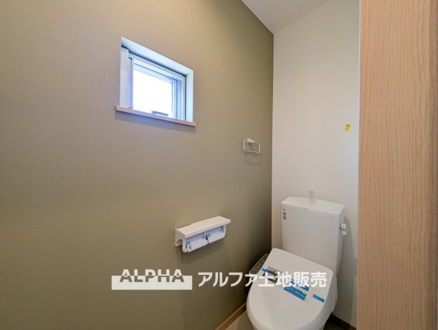【Warm　water　flush　toilet】　◆温水洗浄便座付きトイレ◆お掃除も楽々。快適に過ごすためには今や欠かせない設備の一つです。壁掛けリモコンで使いやすくいつでも清潔に保てます。