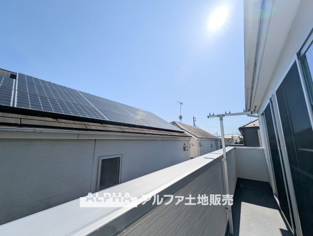 【outward　appearance】　◆バルコニー◆家から望む空はブルースカイ。隔てるものは何もなく、そこにあるのは青い空と白い雲の景色がこの街の彩りを演出している。