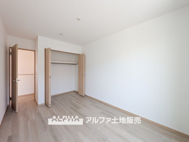 【closet】　◆クロゼット◆各居室のクロゼットは大好きな服、大事なバッグやアクセサリー、そして大切な思い出の品々。そんなものを傍らにそっと置いておきたい場所です。