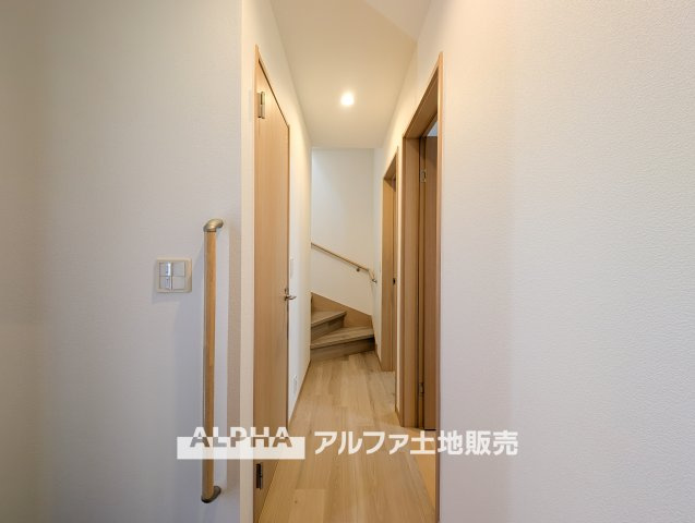 【Shoes　cloakroom】　◆シューズクローク◆多彩な収納のアレンジが行えるのもポイントの一つ。何通りもの配置ができるので、魅せる収納にも対応ができます。家族の思い出をフォトフレームに飾る。