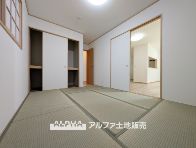 【Japanese-room】　◆和室◆照明に照らされた幻想的で穏やかな和室－その壁も良質なマチリアルな壁に仕上げこだわりを見せている。